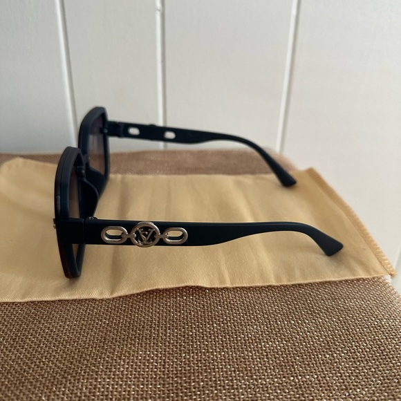 Sunglasses - Picture 4 of 6